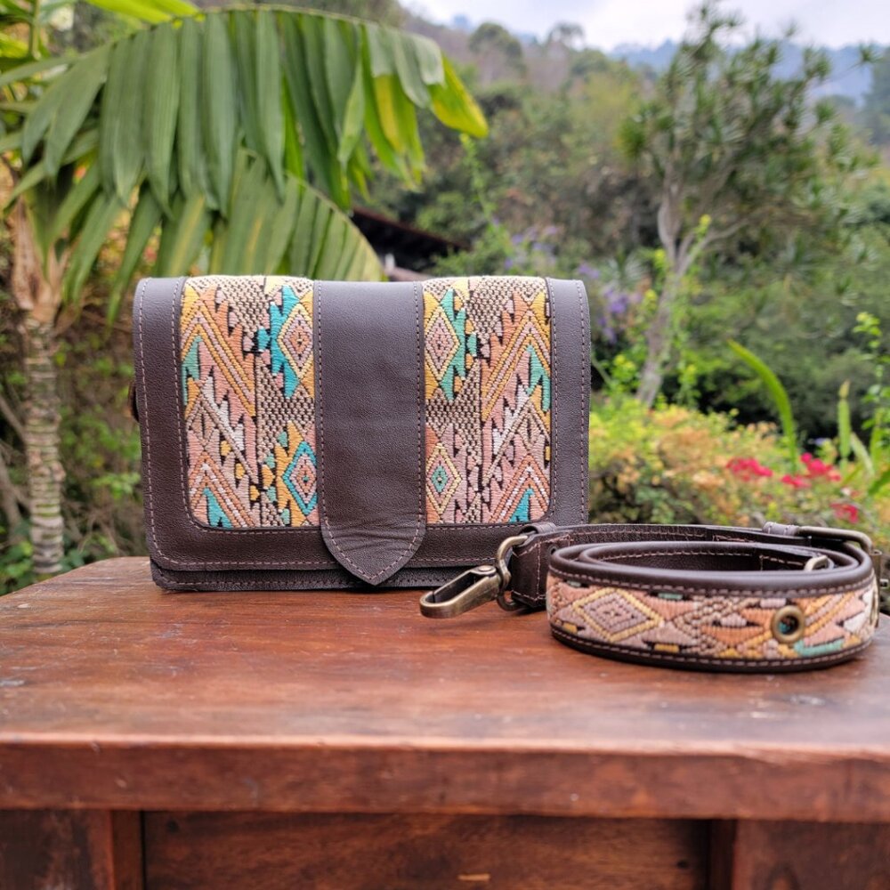 Unique Guatemalan Leather Handbag - Recycled Huipil & Brown Leather (Temoatzin) - Picture 2 of 3